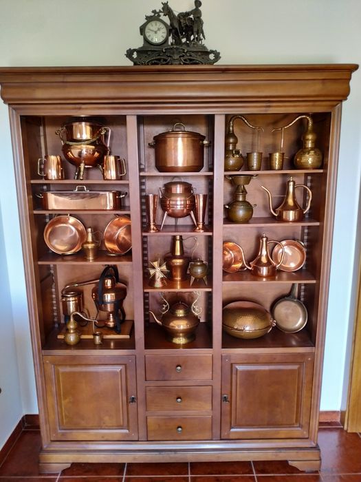 Móvel cerejeira e Peças cobre e bronze