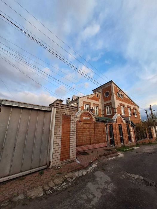 Продам Большой кирпичный дом 280 м²! 3 этажа, бассейн, 3 гаража, зона барбекю, сауна