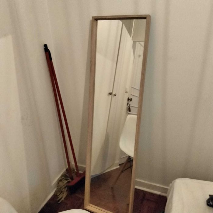 Roupeiro, secretária, colchão, etc