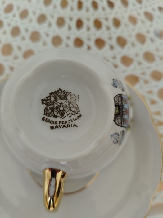 Stara porcelanowa filiżanka z talerzykiem