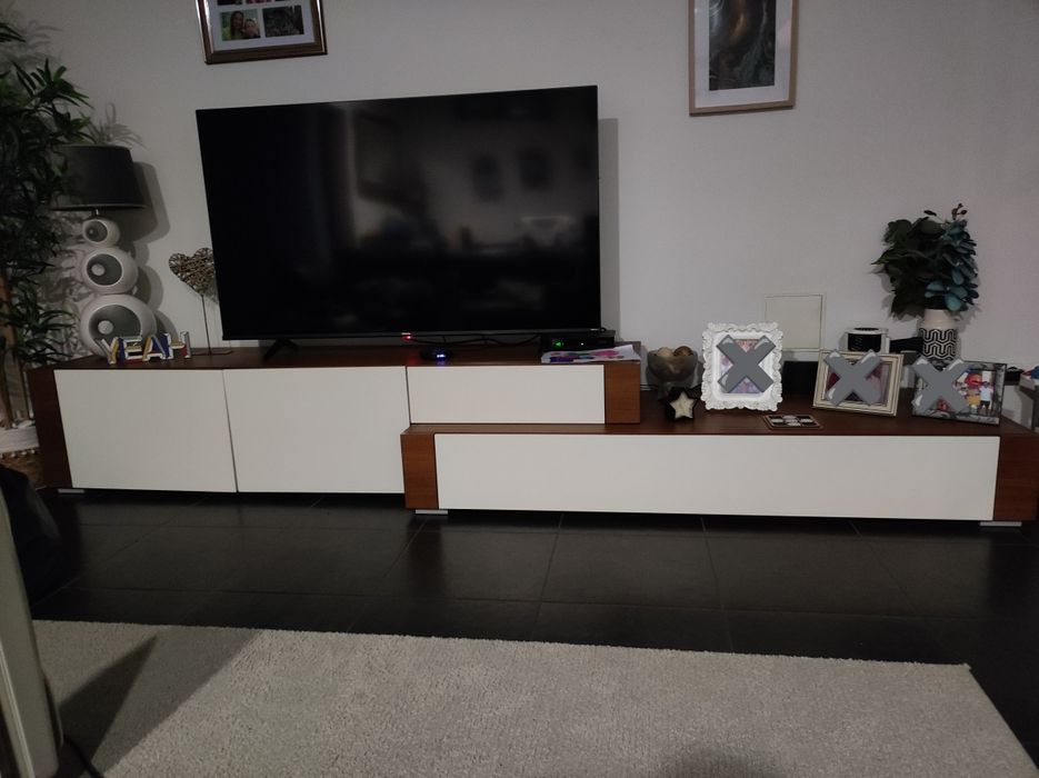 Móvel de sala em madeira maciça