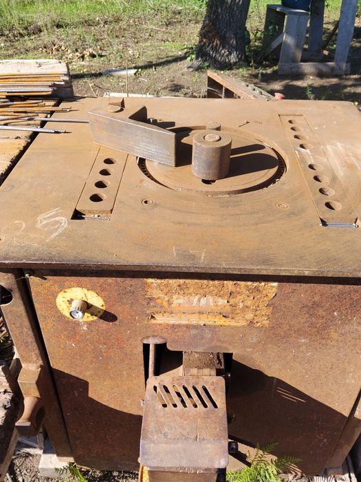 Máquina de cortar e dobrar ferro