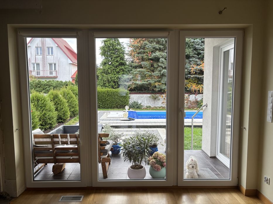 Okno balkonowe / tarasowe (2x ślepe skrzydło, 1x balkonowe)