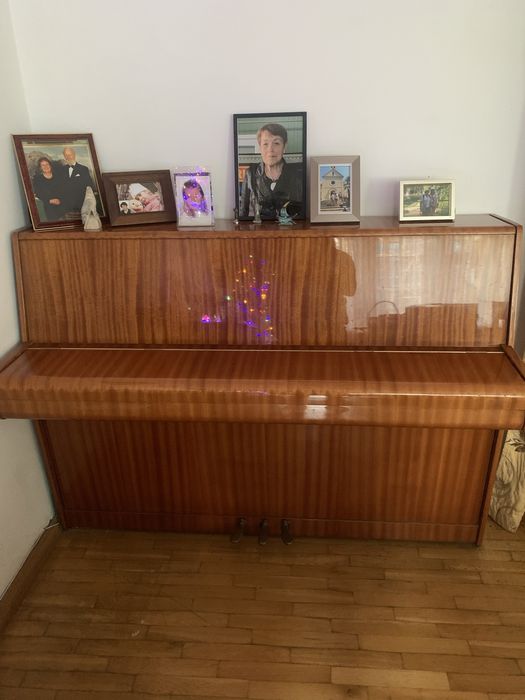 Piękne drewniane pianino CALISIA