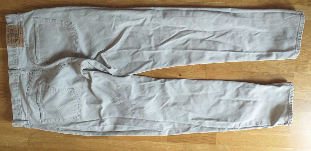 Spodnie Levi's W36 L32.