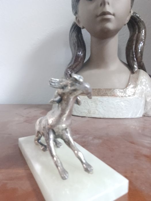 escultura de cachorro prateado