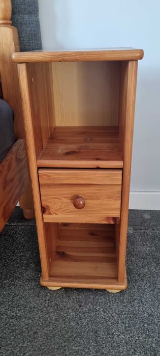 Łóżko z drewnianą ramą  160/200 i dwa stoliki nocne