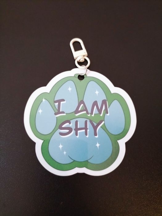 Badge laminowany w kształcie łapki