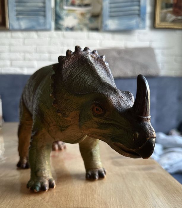 Динозавр гумовий