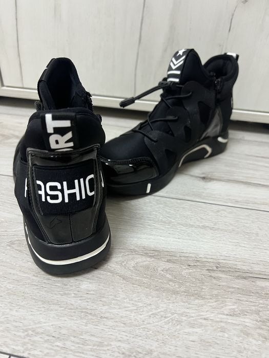 Продам ботинки.