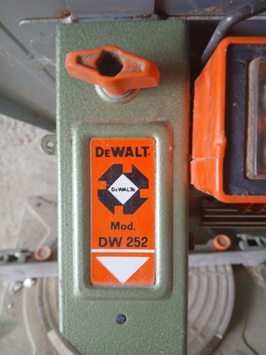 DeWaltМодель: DW 252Тип інструмента: Радіально-консольна / торцювальна пила для обробки деревини