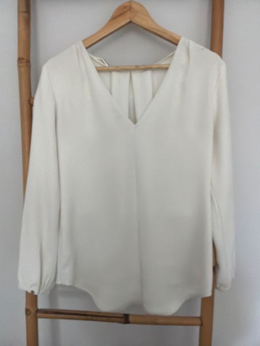 Camisola Calvin Klein com colar prateado