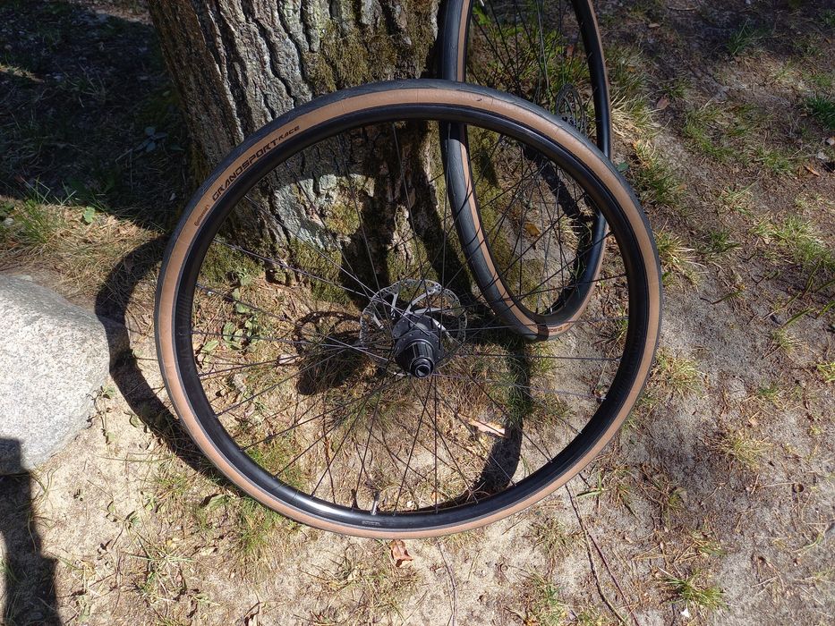 Koła szosowe 28" sztywna oś thru axle tarczowe