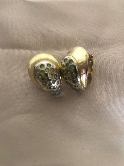 Brincos vintage dourados com pedras