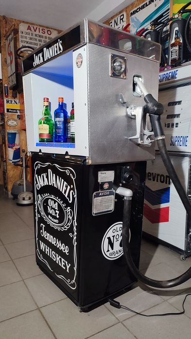 Bomba de gasolina / bar Jack Daniels