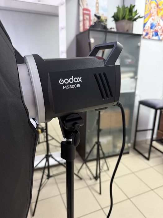 Студійний спалах Godox MS300v в ідеальному стані на гарантії є коробка