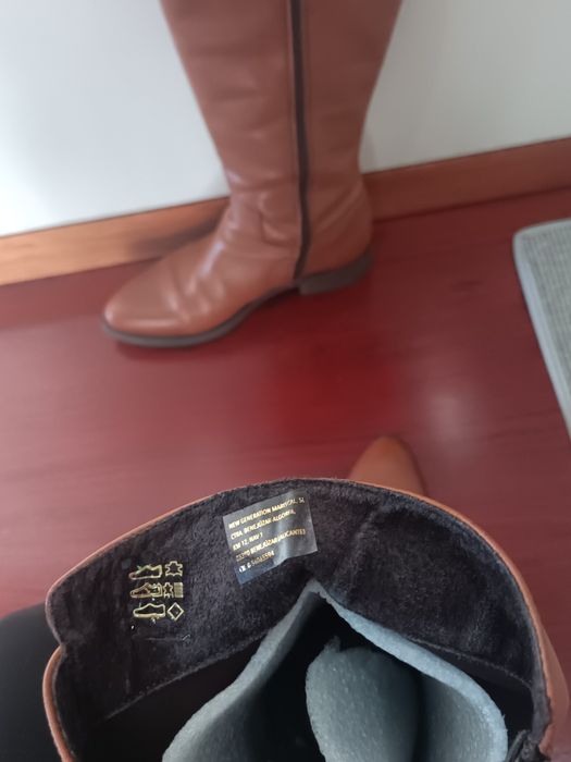 Botas todas em pele usadas apenas uma vez.