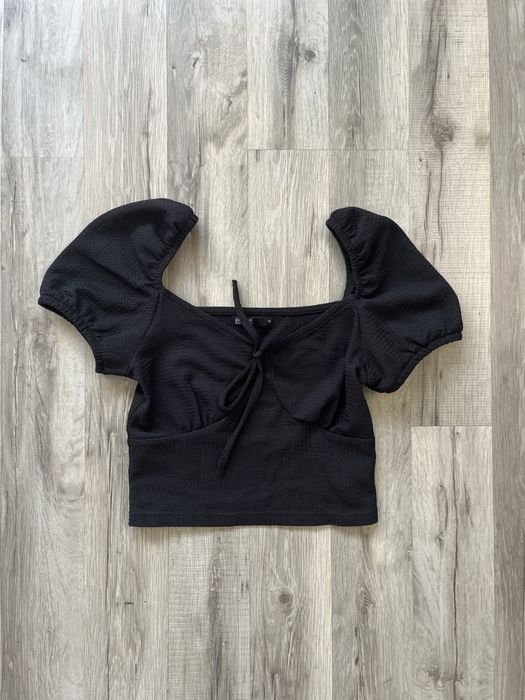 Czarny top z bufiastymi rękawami Cropp XS