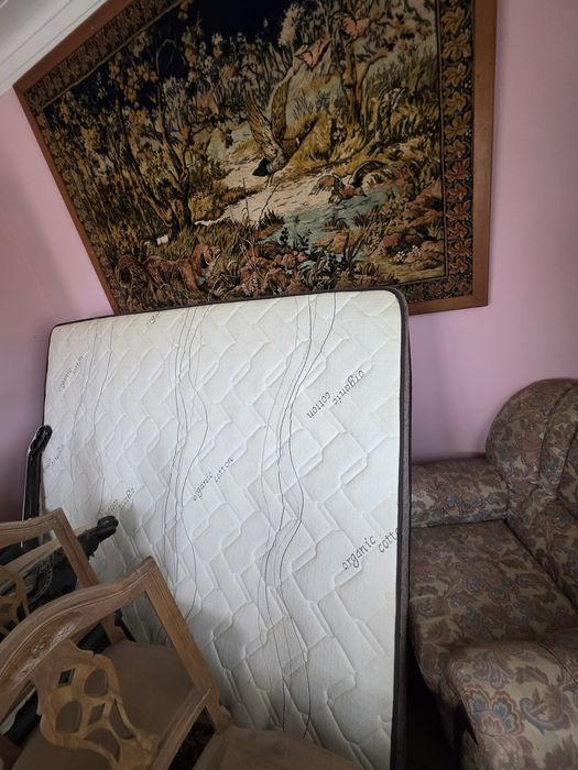 Cama de ferro e peças de casa antigas