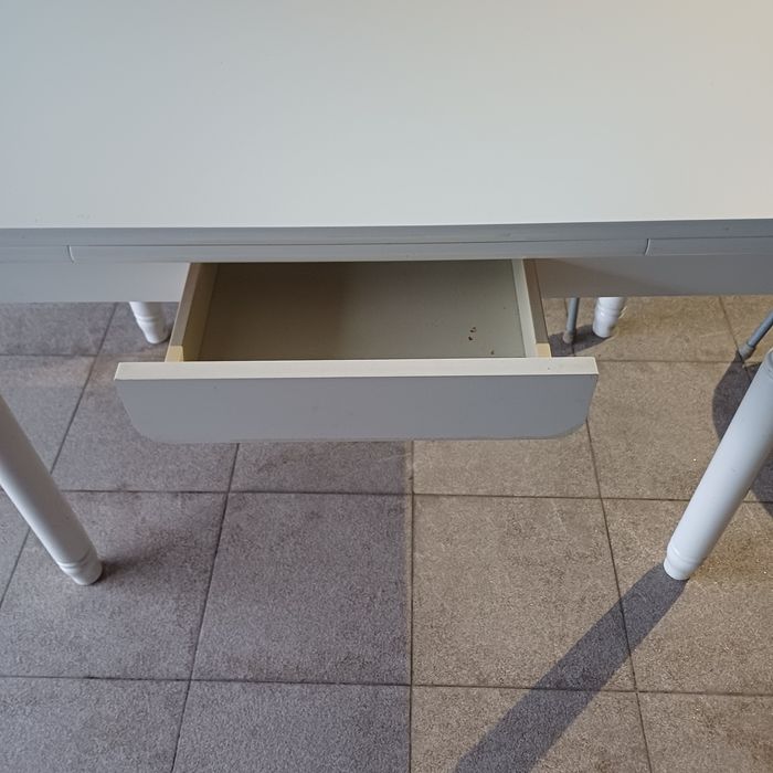 Mesa extensível branca + 4 cadeiras – bom estado