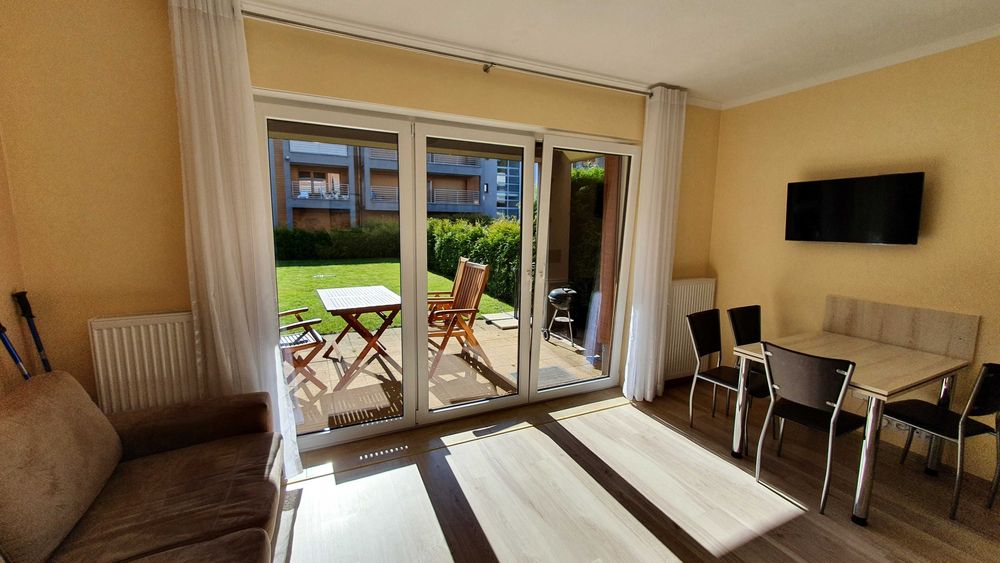 APARTAMENT NAD MORZEM 2-po. z ogrodem i parkingiem.