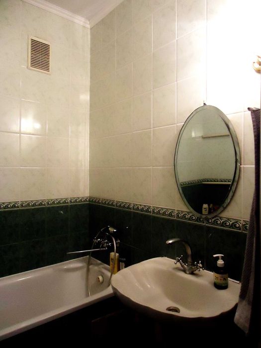 ПРОДАМ великогабаритну 2 кімнатну квартиру  сталинка в закритому дворі район Центрального рінку