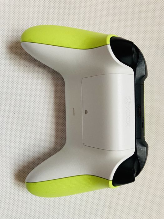 Oryginalny Pad Xbox Series Electric Volt