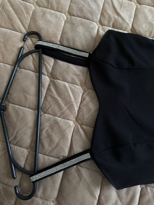 Чорна сукня на бретелях з камінням