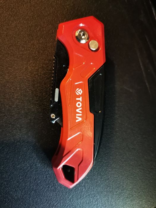 Nożyk  składany z wymiennymi ostrzami