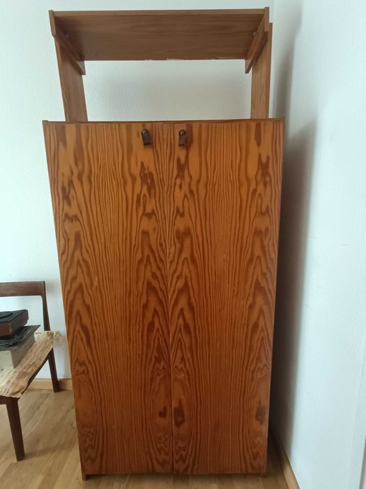 Mobília diversa (sofá, cama de solteiro, cómoda e roupeiro)