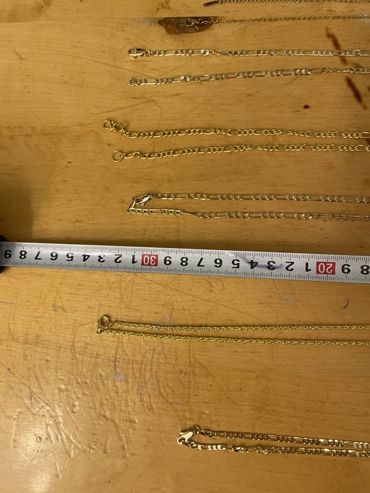 Łańcuszki z elementami kryształu w kolorze złota