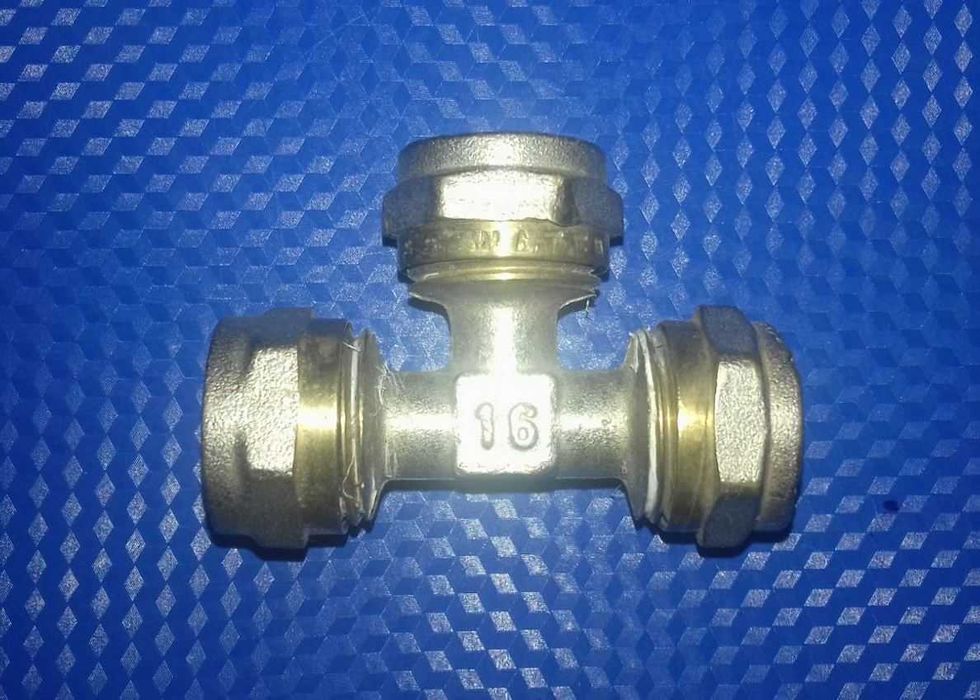 Продам тройник латунный 16х 1/2.