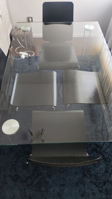 Mesa de jantar e cadeiras