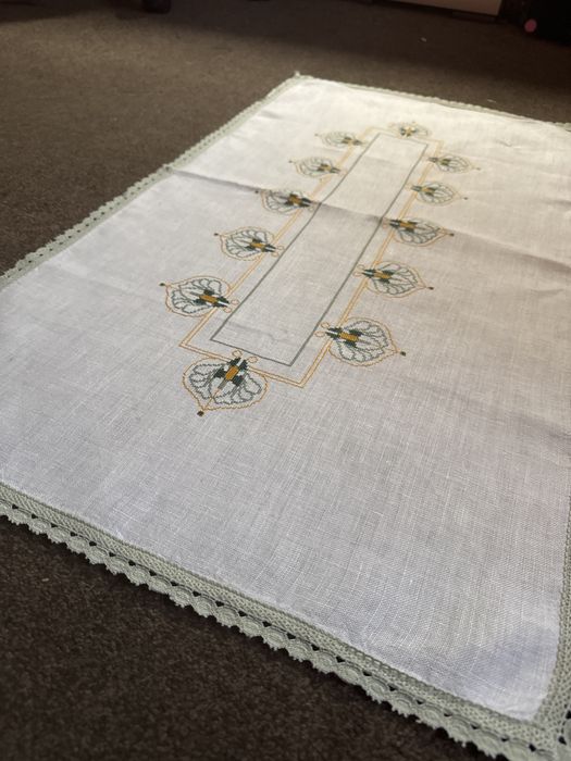 Bieżnik len ręcxnie haftowany do kolekcji
