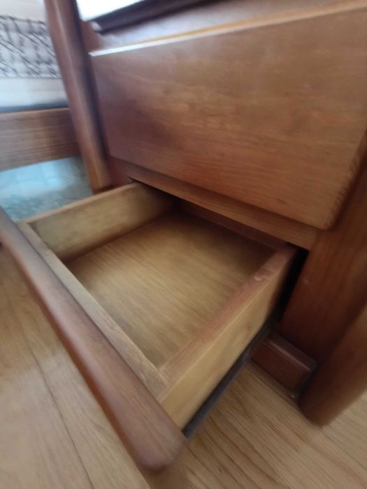 Cama robusta de madeira com colchão ortopédico e 1 móvel de suporte