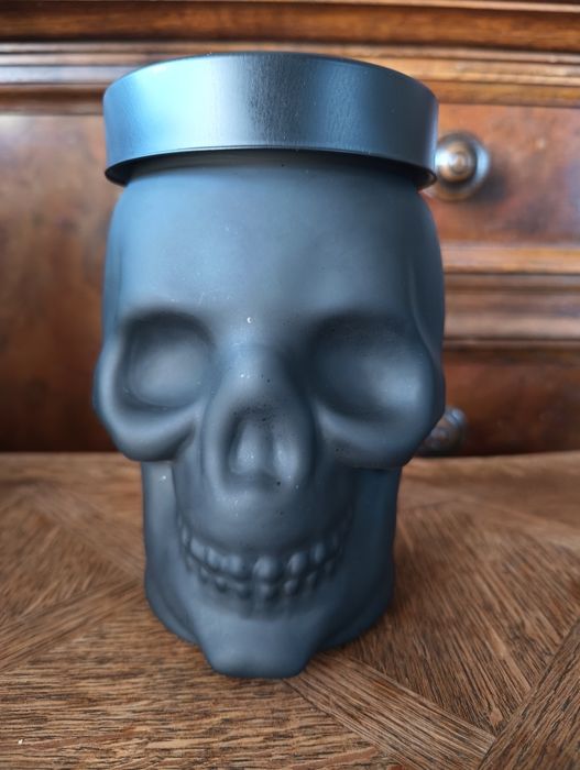 Czarny szklany słoik czaszka