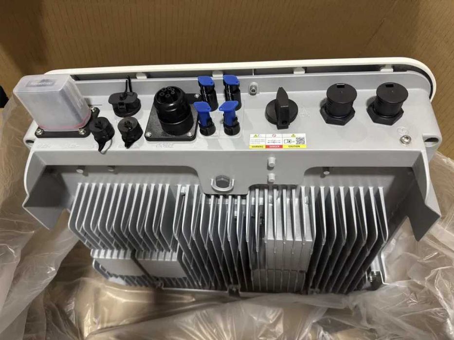 Гибридный инвертор GoodWe GW6000- ES-20 и аккумуляторная батарея