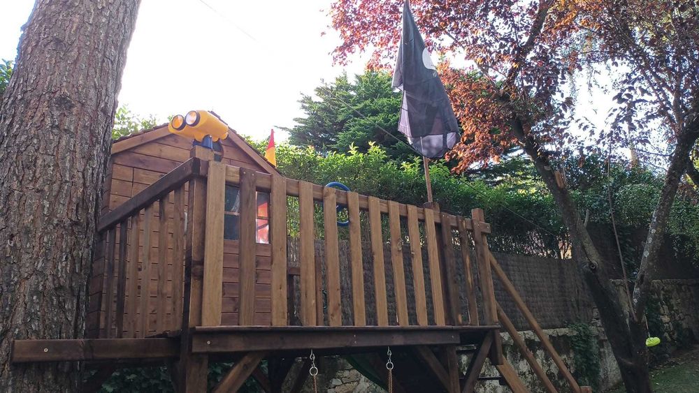 Parque infantil com tirolesa