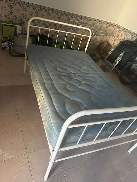 Cama em ferro com colchão