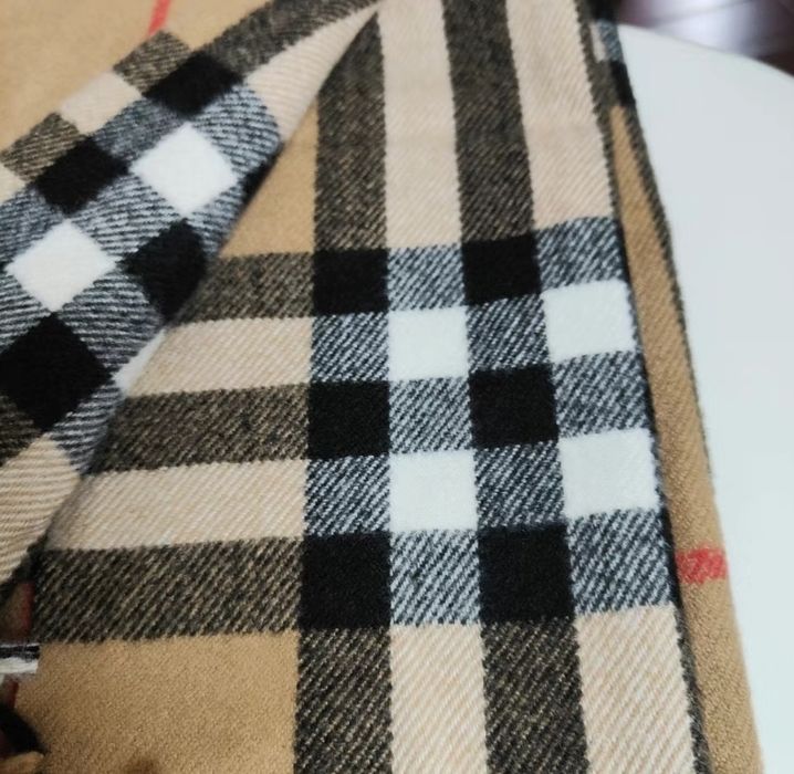 Шарф в стилі Burberry