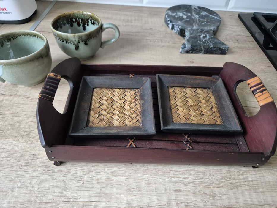 Zestaw ceramicznych filiżanek do herbaty