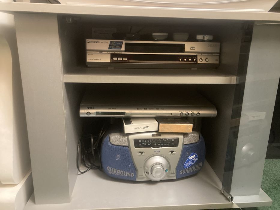 Телевізор, тумба, відеомагнітофон, DVD та магнітола.