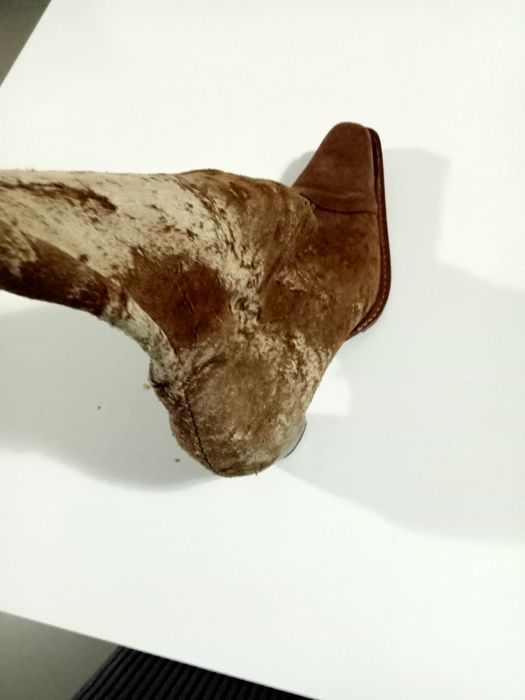 Um par de botas de camurça.