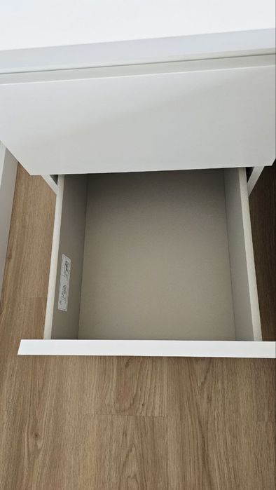 Cómoda “MALM” de IKEA com duas gavetas