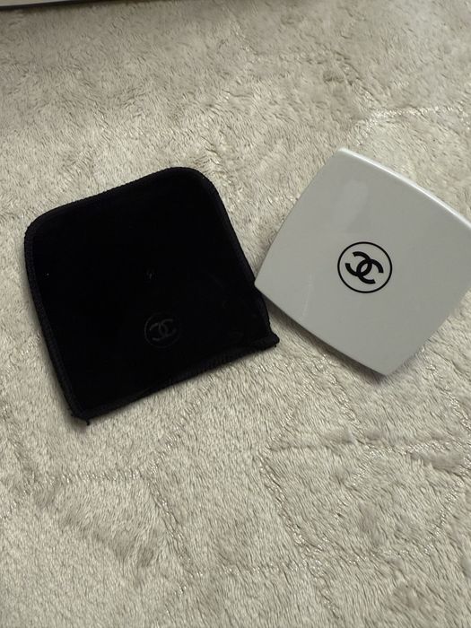 Białe lusterko kieszonkowe chanel beauty