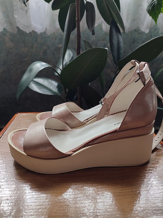 Босоніжки жіночі