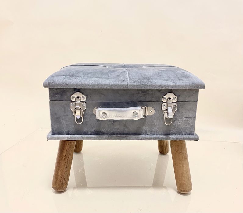 Banco/Caixa Arrumação Veludo Cinza com Pernas em Madeira