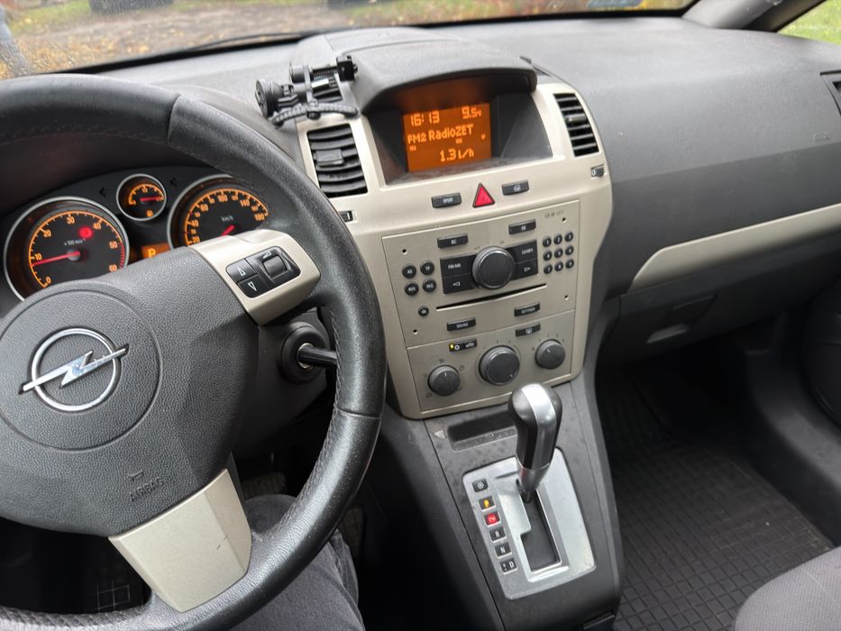 Opel Zafira. Automat, hak, 7 os., zatankowany
