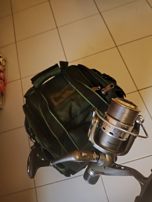 Cana de pesca completa e mala cheia de material de pesca