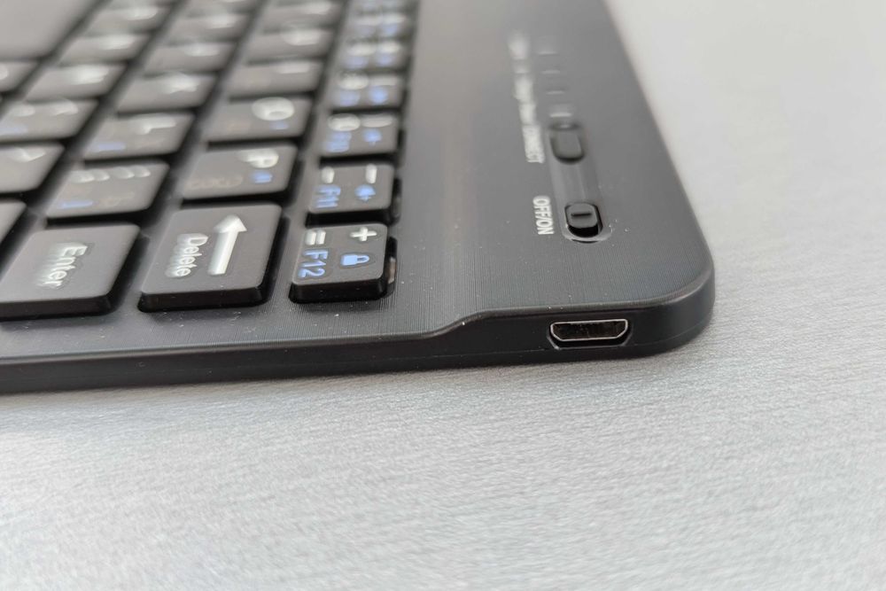 Універсальна Bluetooth клавіатура з чохлом під планшет 7"- 8"